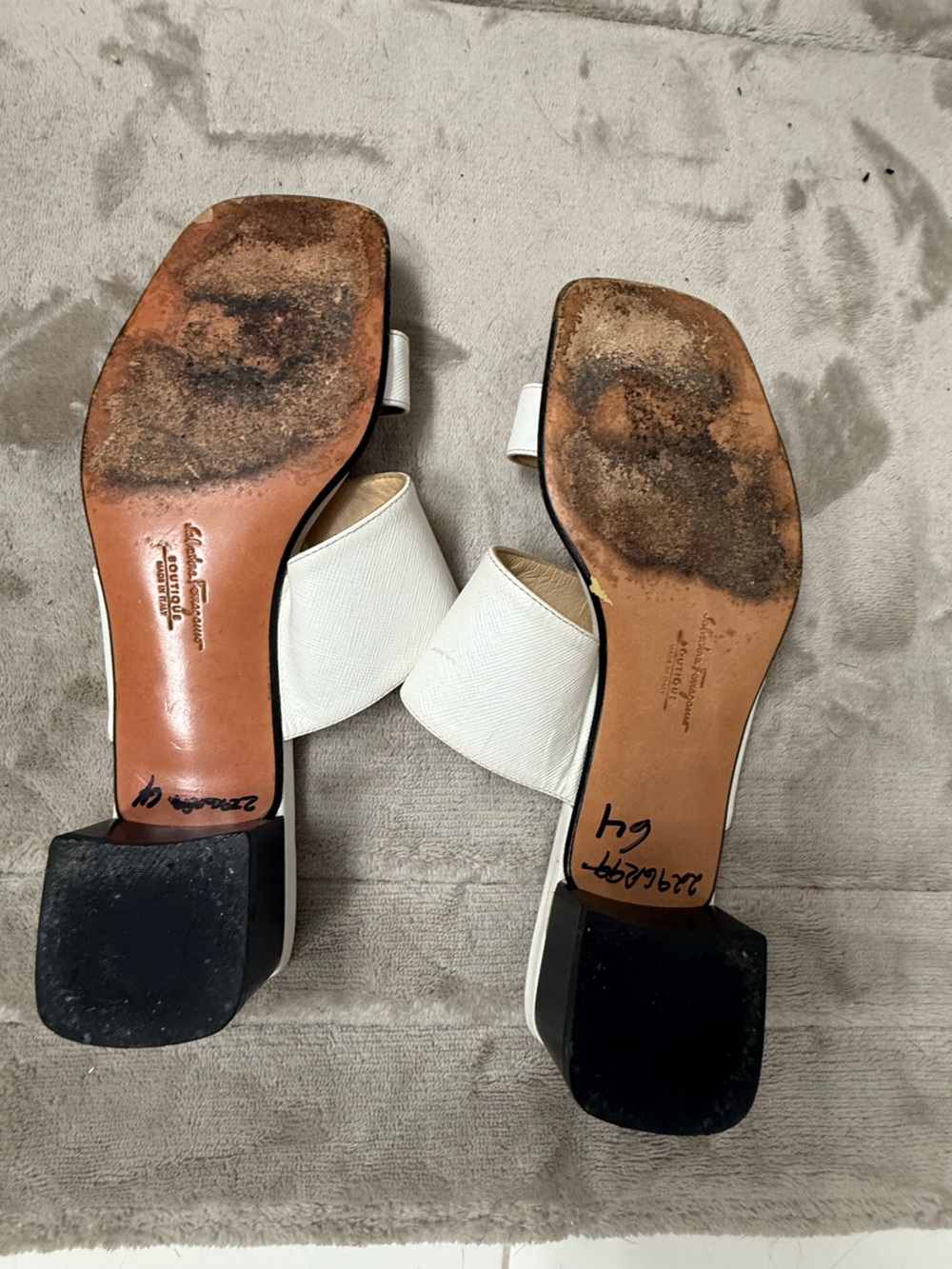 Salvatore Ferragamo White Leather Slide Sandals with Gold Gancini. - Picture 5 of 5